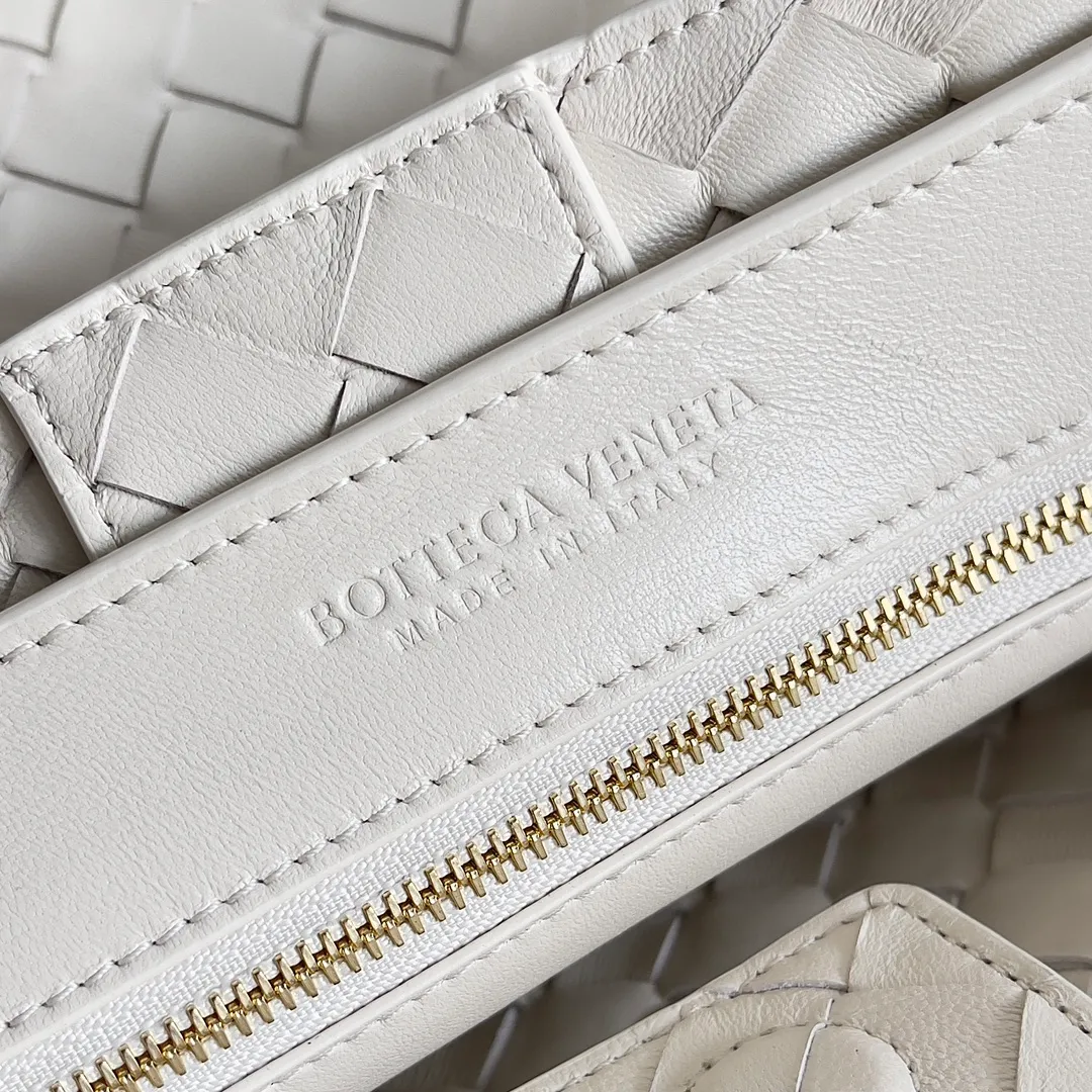 The 2023 new Andiamo batch of 2260 BV has been shipped‼ ️Really popular🔥The new Andiamo woven handbag launched by Bottega Veneta this season is really popular all over the world! ! Celebrities at home and abroad have worn it, and Oscar-winning actress Michelle Yeoh has taken it out on the street. Song Jia, Trai Yara, Yu Feihong, Sanji Ayaka, Rosie Hunting-Whiteley, Yoshioka Riho, etc. have all picked up this bag. It is classic and versatile, showing off its temperament, and the bag capacity is also large, which is very convenient for daily commuting! ! A variety of carrying methods, the shoulder straps can be adjusted by yourself, the original lambskin feels soft and delicate, and the unisex style breaks the gender boundaries and brings a more practical and long-lasting use experience. Andiamo, which has both elegant and casual styles, perfectly interprets the true appearance of "fashionable old money style". Style number: 743572 Size: 32*24*12